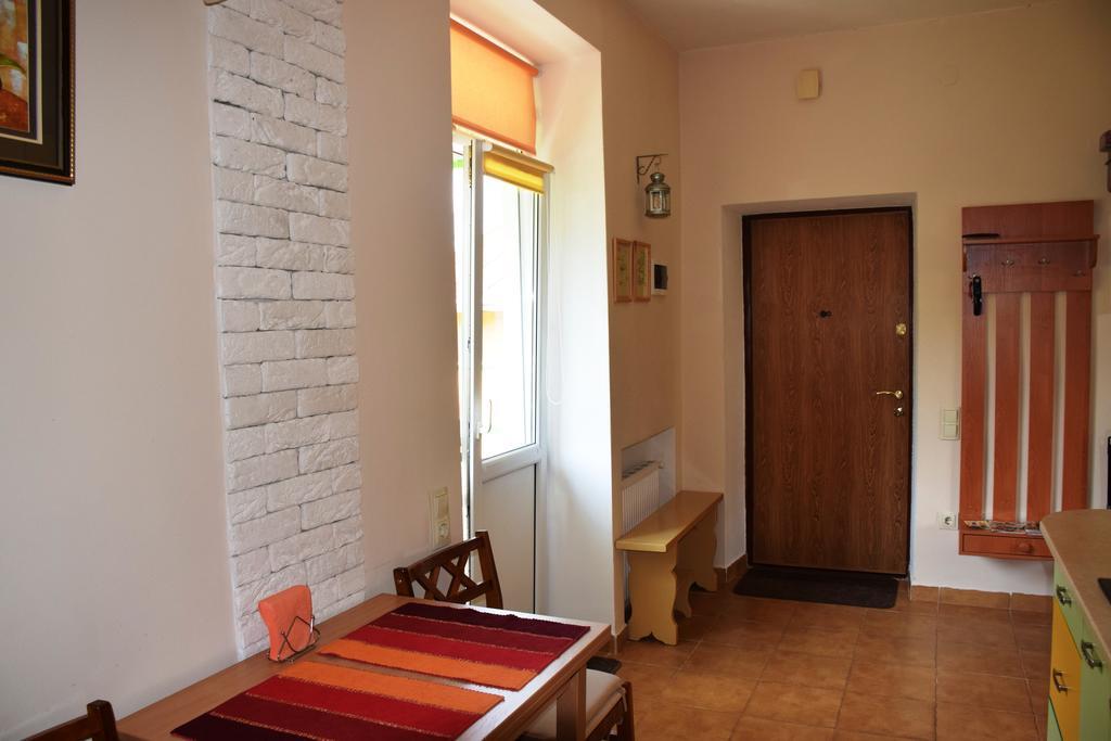 Near Citadel Apartment Лвив Стая снимка