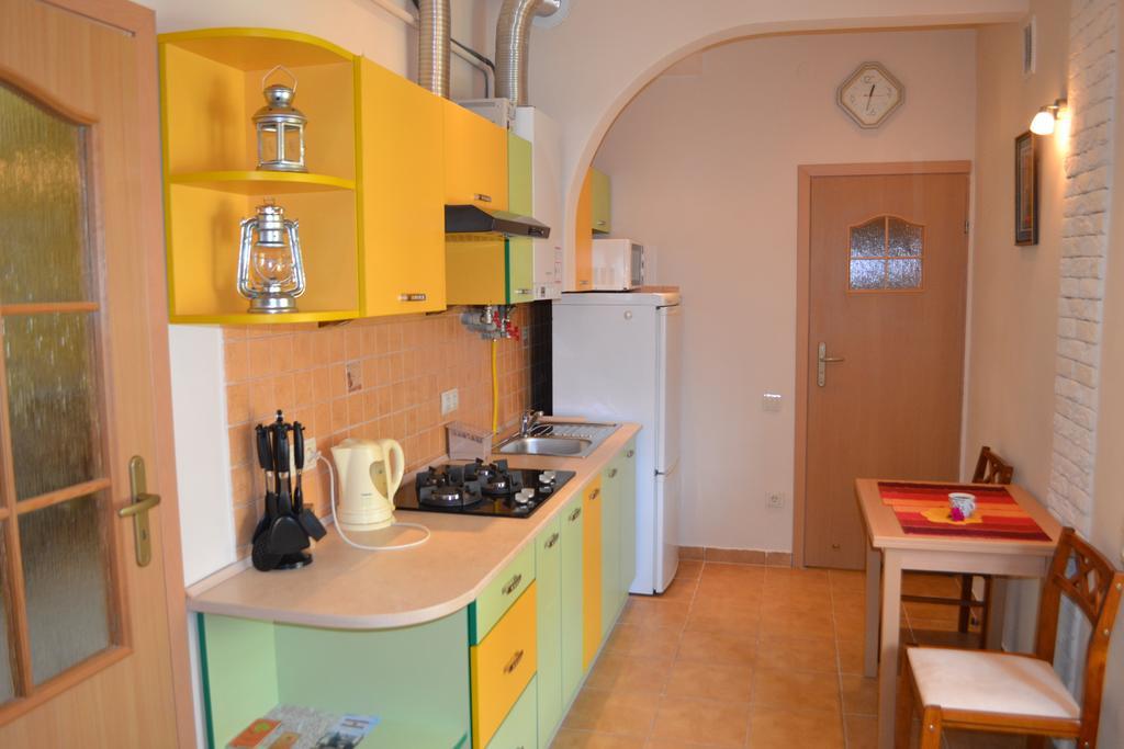 Near Citadel Apartment Лвив Стая снимка