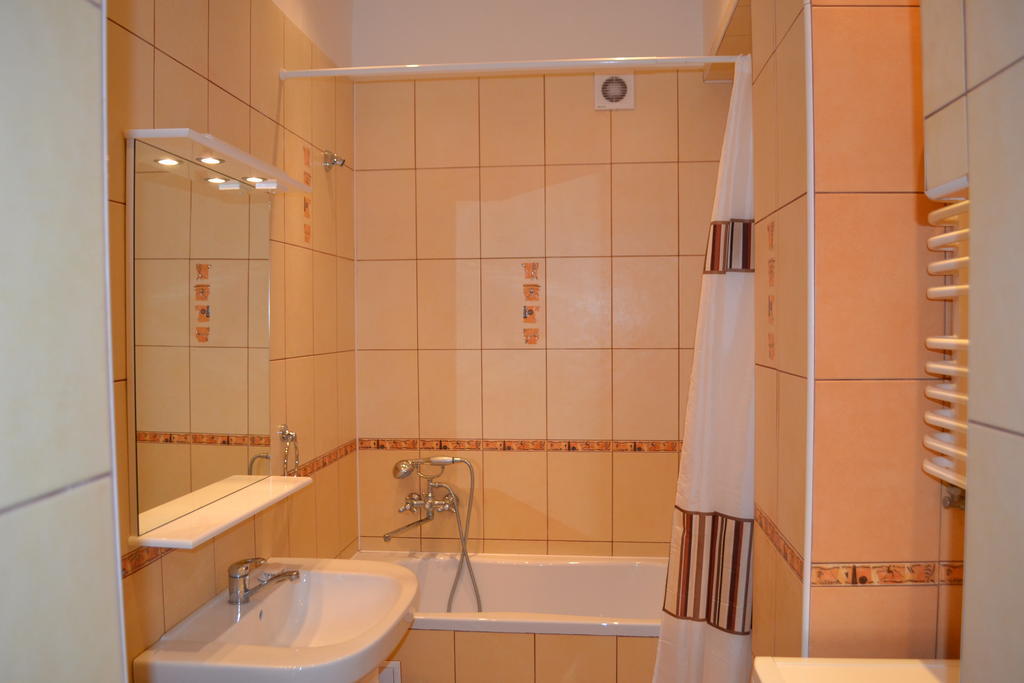 Near Citadel Apartment Лвив Стая снимка