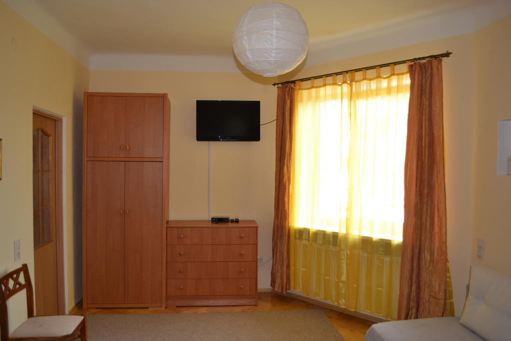 Near Citadel Apartment Лвив Стая снимка
